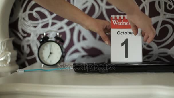 カレンダー番号、10 月 2 日、木曜日の変更します。 — ストック動画