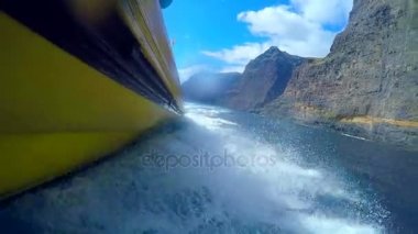 Beyaz köpük teknenin arkasında. Tenerife. Kanarya Adaları. İspanya.