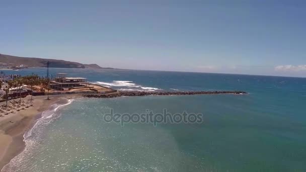 Visa från ovan till havet, stränderna och byggandet av ett nytt hotell på stranden. Flygfoto — Stockvideo