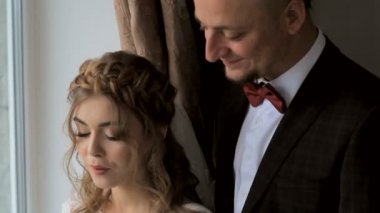 pencere arka plan üzerinde aşık şehvetli genç Çift