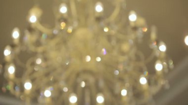 Lüks büyük kristal avize asılı. Vintage aydınlatma lambaları Işık Ampüller ve bir sürü kolye.