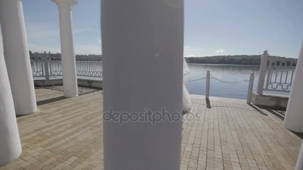 Dança de casamento. Dia do casamento. Noiva e noivo dançam perto do pitoresco lago azul — Vídeo de Stock