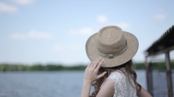 Flicka har en vila i en båt. vacker flicka vid sjön. — Stockvideo