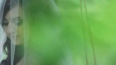 salıncak üzerinde güzel gelin