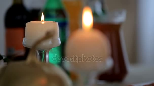 Mesa de banquete con decoraciones festivas y velas — Vídeos de Stock