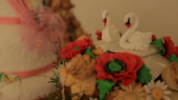 表与甜蜜的传统婚礼面包 — 图库视频影像