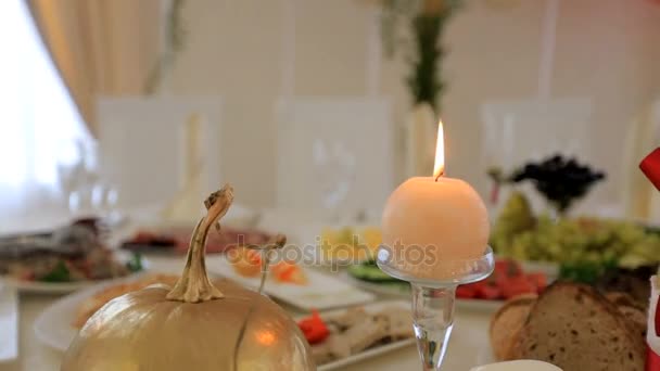 Table élégamment décorée pour les jeunes mariés — Video