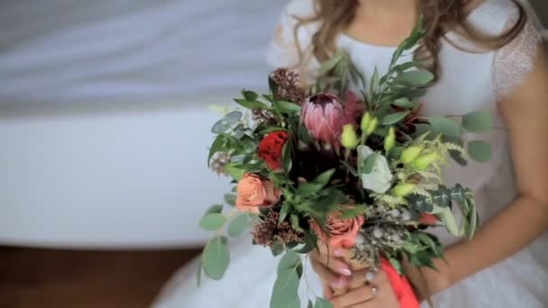 nevěsta drží svatební kytici