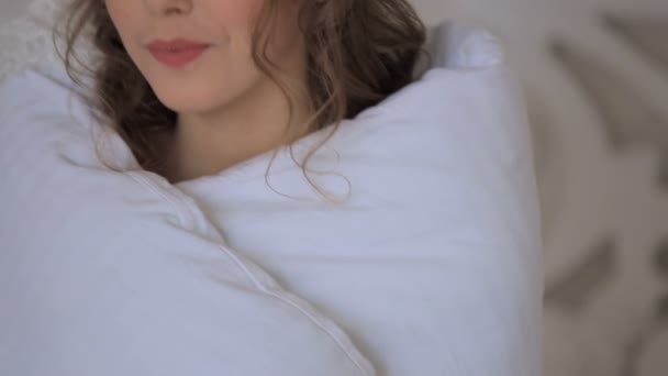 Porträtt av en vacker sensuell flicka på en vit bakgrund. Närbild — Stockvideo