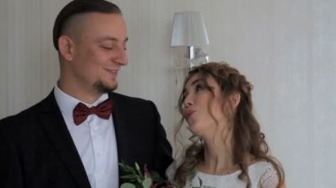 Beyaz duvar ve Duvar lambası karşı mutlu genç Çift