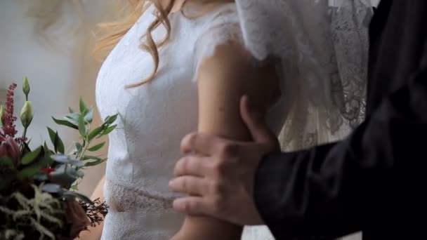 sensuel jeune couple amoureux sur fond de fenêtre 