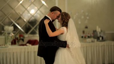 güzel evli çiftin dans düğün