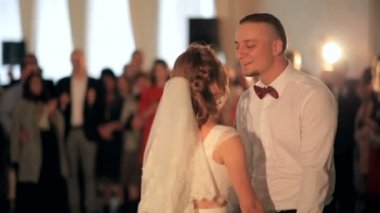 evli çift dans ve restoranda öpüşme