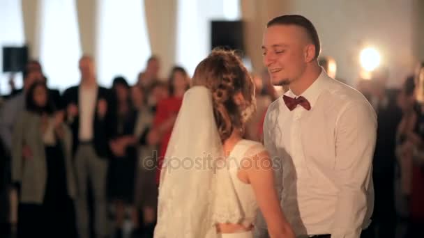 已婚的夫妇跳舞和在餐厅接吻 — 图库视频影像