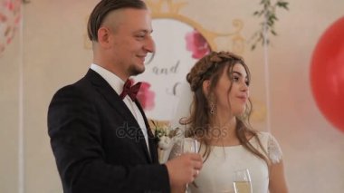 Konuklar ile bardakları tokuşturup yeni evliler 