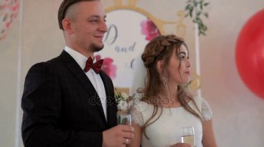 kadehlerin şampanya ile elinde tutan yeni evliler