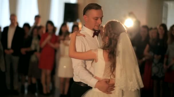 舞蹈的美丽的已婚夫妇的婚礼 — 图库视频影像