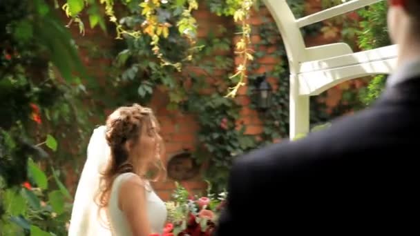 Jovens recém-casados apaixonados no jardim — Vídeo de Stock