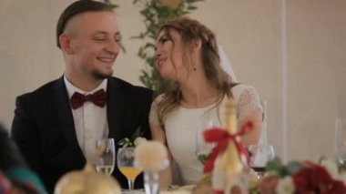 Festival masada oturan ve gülerek yeni evliler