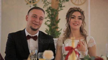 Festival masada oturan ve gülerek yeni evliler