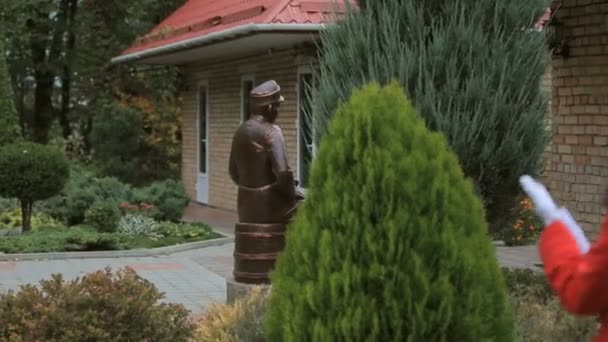 Gelukkig vrolijke bruidegom aangelopen naar park — Stockvideo