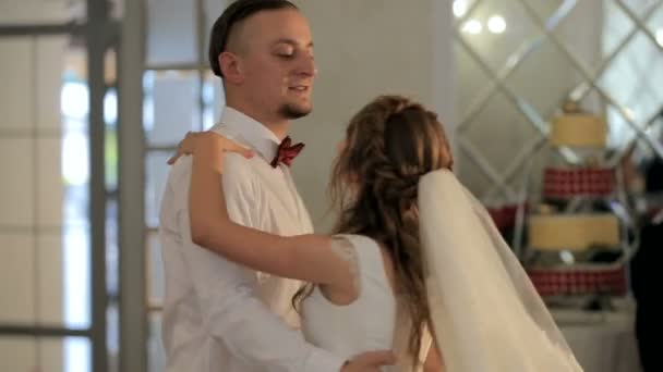 First wedding dance of married couple — Stock Video