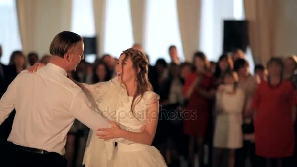 Wedding dance of beautiful married couple — Stock Video