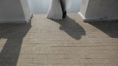 sütunları yakınındaki sarılma gelin damat