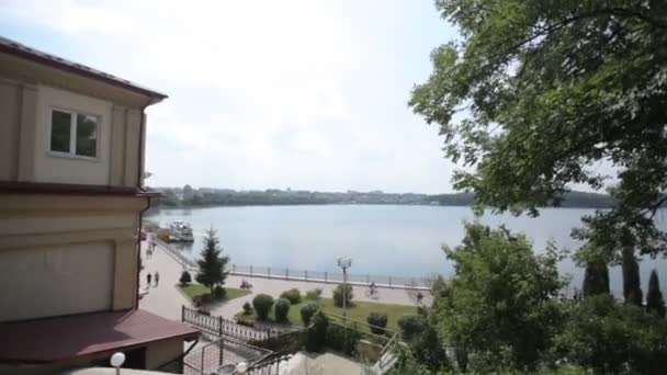 Hermoso terraplén de la ciudad y lago azul — Vídeos de Stock