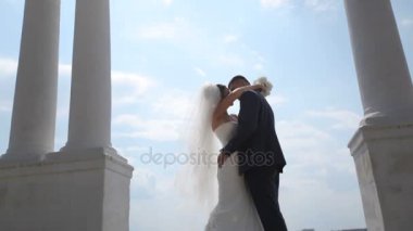 sütunları yakınındaki öpüşme gelin damat