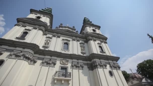 Красивый внешний вид белой церкви — стоковое видео