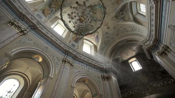 Interior de la iglesia con paredes pintadas y techo — Vídeo de stock
