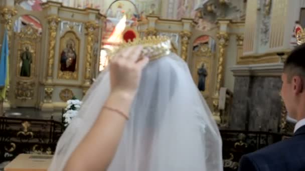 Novia y novio en la iglesia — Vídeos de Stock