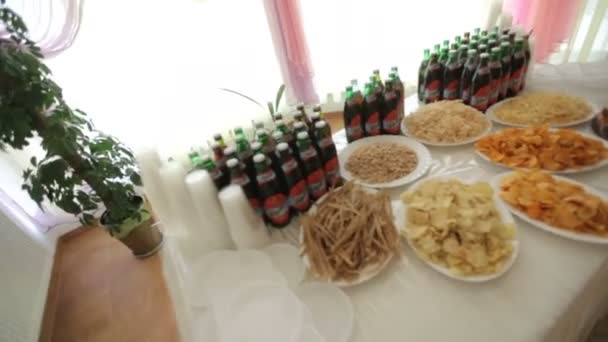 Mesa de cerveza de boda con cerveza y snack . — Vídeos de Stock