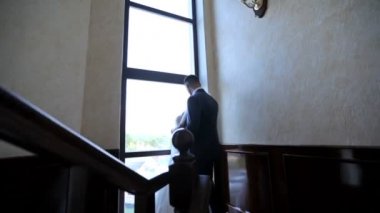 Gelin ve damat otel lobisinde öpüşme 