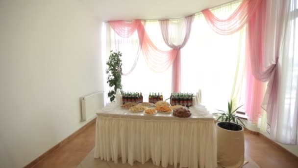 Mesa de cerveza de boda con cerveza y snack — Vídeos de Stock