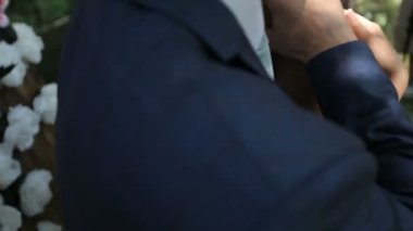 Mutlu gelin ve damat ahşap duvarının yakınında 