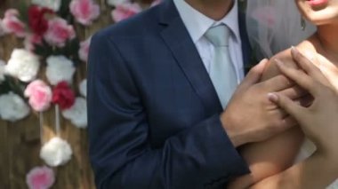 Mutlu gelin ve damat ahşap duvarının yakınında 