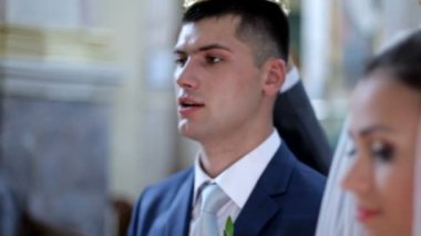 Gelin ve damat kilisenin sunak ayakta