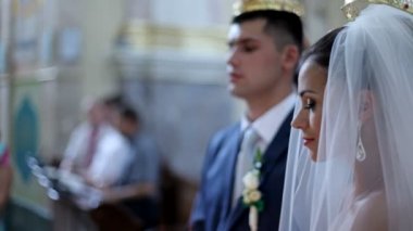 Gelin ve damat kilisenin sunak ayakta