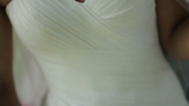 yeni evliler yavaşça kucaklayan aşık