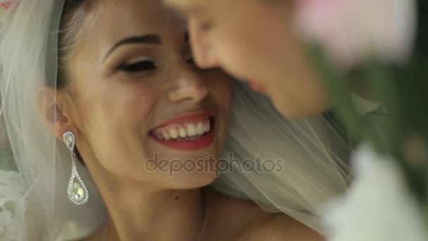 heureux jeunes mariés en amour embrassant doucement 