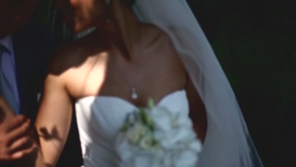 marié doux toucher bras de la mariée 