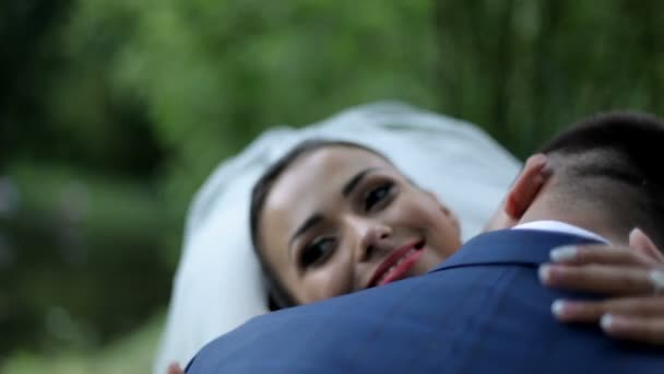 Sposa abbracciare dolcemente sposo nel parco — Video Stock