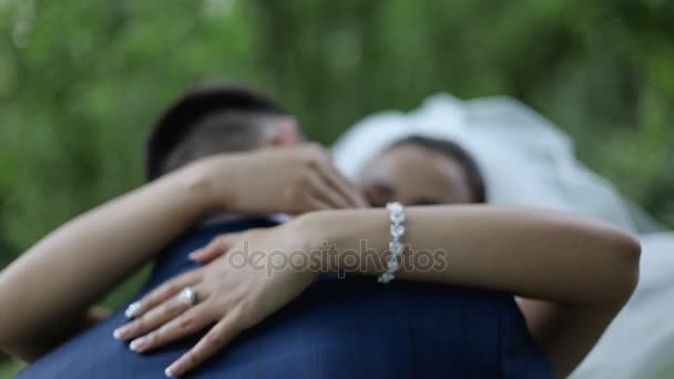 Noiva abraçando suavemente o noivo — Vídeo de Stock