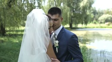 yeni evliler parkta kucaklayan aşık