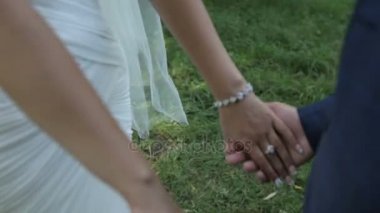 güzel yeni evliler park ellerinde katılmadan