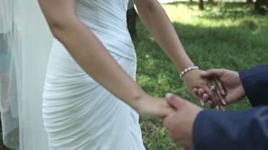 güzel yeni evliler park ellerinde katılmadan