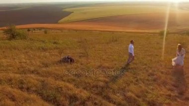 Sahada aşık genç bir çift