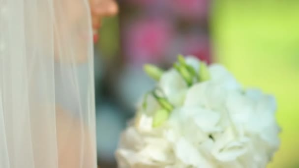 Невеста в вуали с букетом цветов — стоковое видео